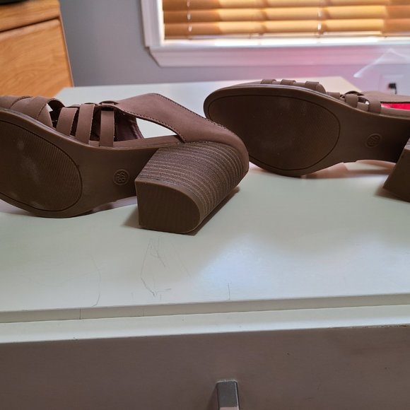 Woven Tan faux leather heels Univeral Threads size 8.5M - Picture 4 of 4